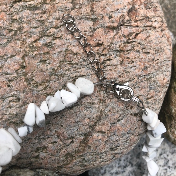 Howlite gemstone choker necklace handmade - Picture 4 of 5